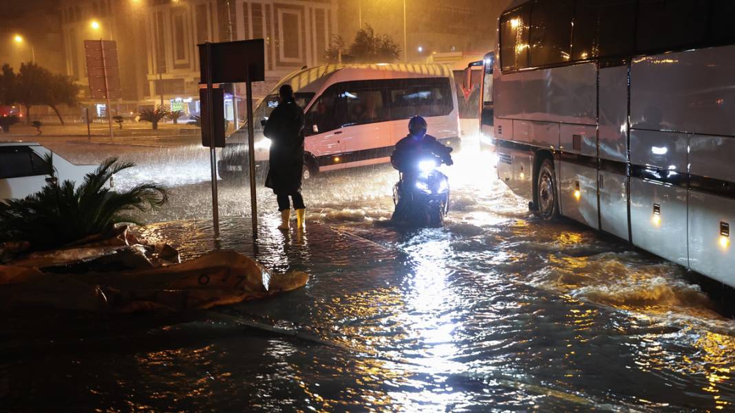 Antalya'yı sel vurdu: 5 ilçede okullar tatil 4