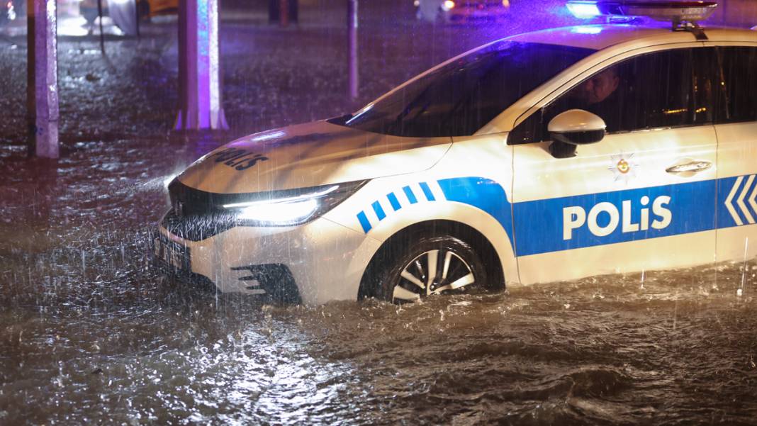 Antalya'yı sel vurdu: 5 ilçede okullar tatil 5