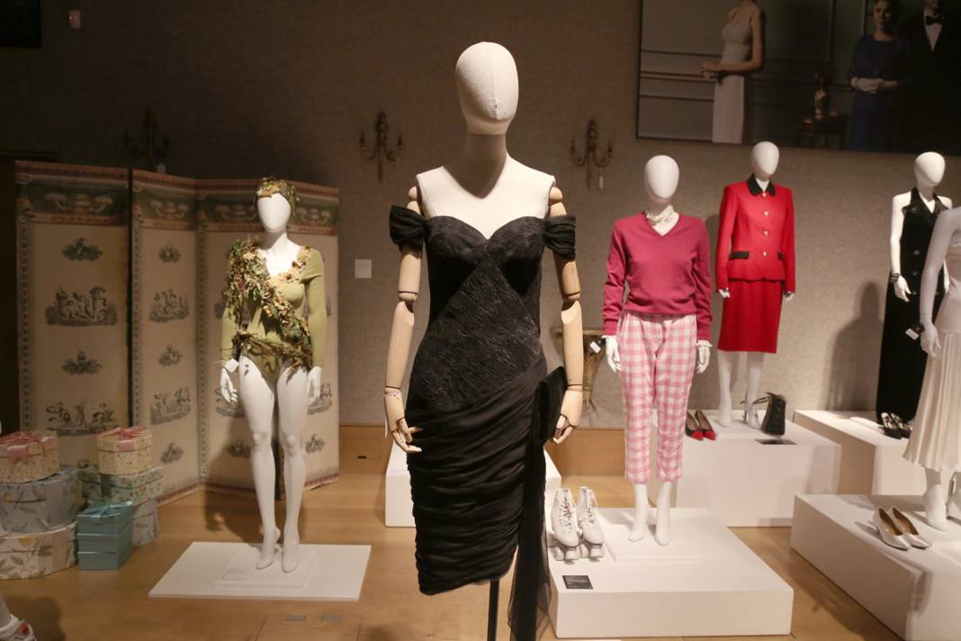 'The Crown'da kullanılan kıyafet ve aksesuarlar açık artırmada 7