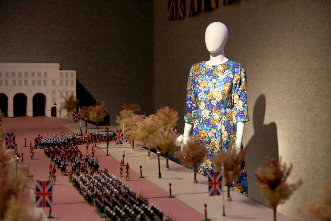 'The Crown'da kullanılan kıyafet ve aksesuarlar açık artırmada 24