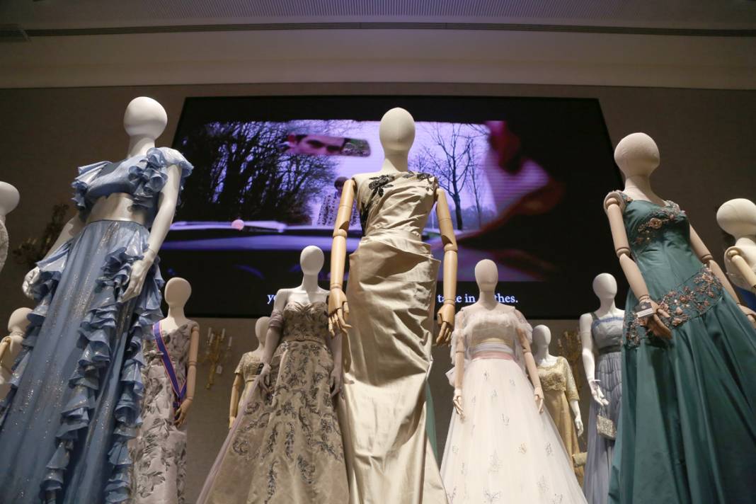 'The Crown'da kullanılan kıyafet ve aksesuarlar açık artırmada 20