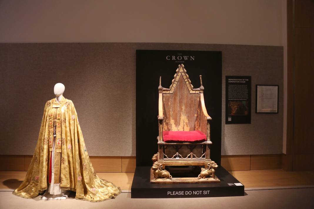 'The Crown'da kullanılan kıyafet ve aksesuarlar açık artırmada 1