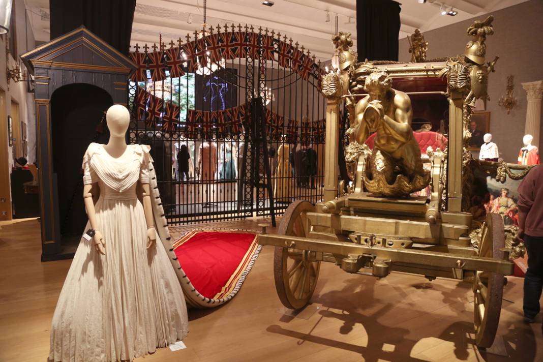 'The Crown'da kullanılan kıyafet ve aksesuarlar açık artırmada 19