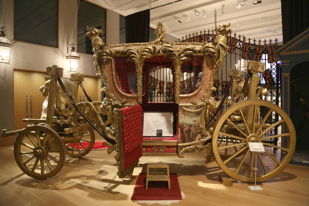 'The Crown'da kullanılan kıyafet ve aksesuarlar açık artırmada 15