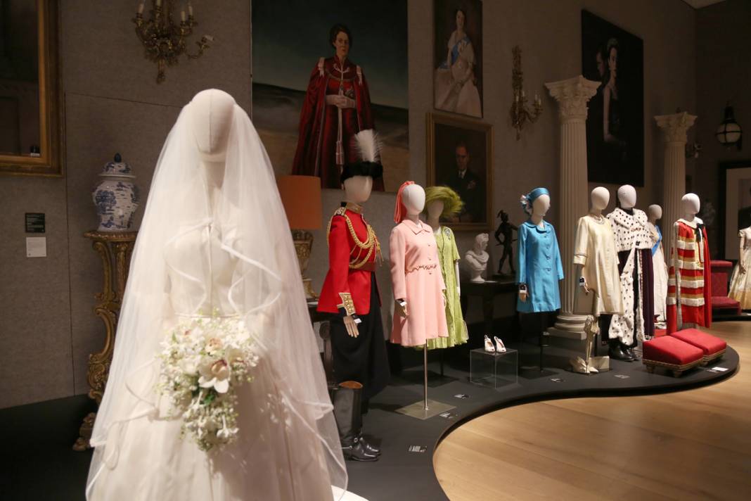 'The Crown'da kullanılan kıyafet ve aksesuarlar açık artırmada 13