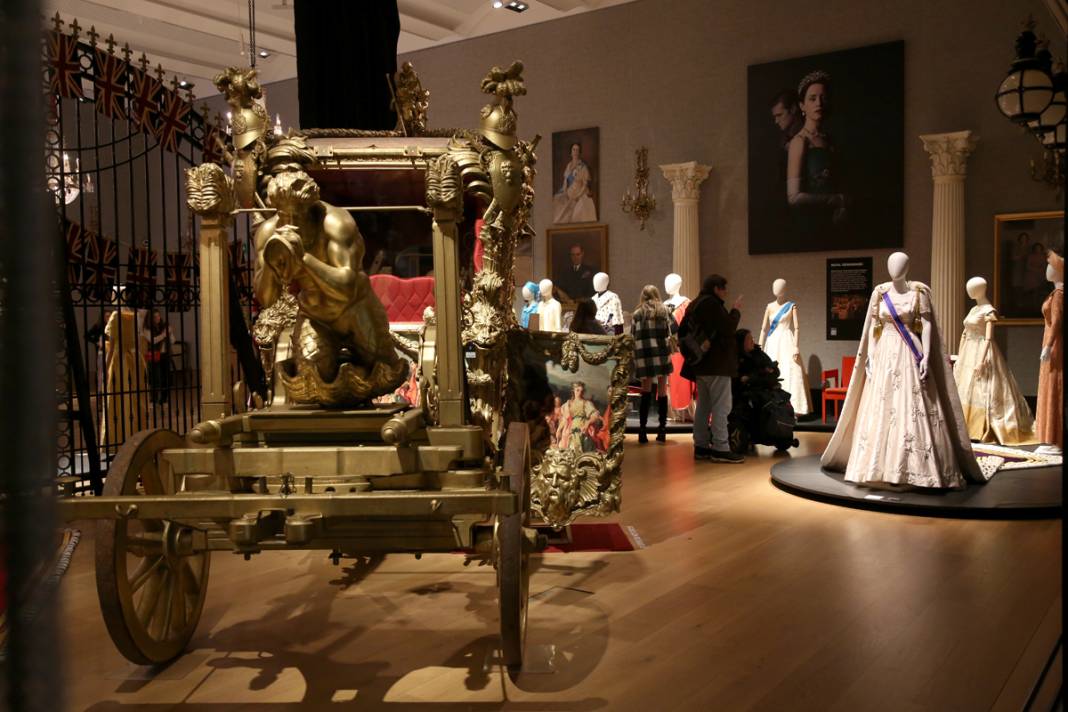 'The Crown'da kullanılan kıyafet ve aksesuarlar açık artırmada 12