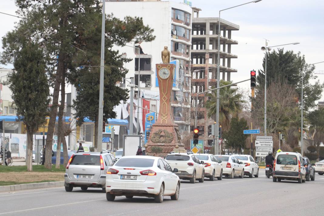 Depremlerin üzerinden bir yıl geçti ama... Adıyaman'da saatler hala 04.17'yi gösteriyor 3