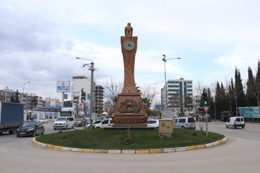 Depremlerin üzerinden bir yıl geçti ama... Adıyaman'da saatler hala 04.17'yi gösteriyor 4