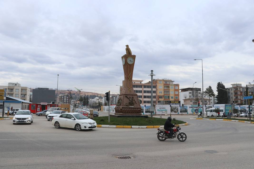 Depremlerin üzerinden bir yıl geçti ama... Adıyaman'da saatler hala 04.17'yi gösteriyor 1