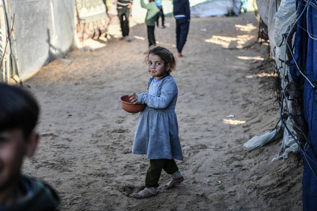 Savaştan kaçan Gazzeliler Refah’a sığındı: Derme çatma çadırlarda yaşam mücadelesi 12