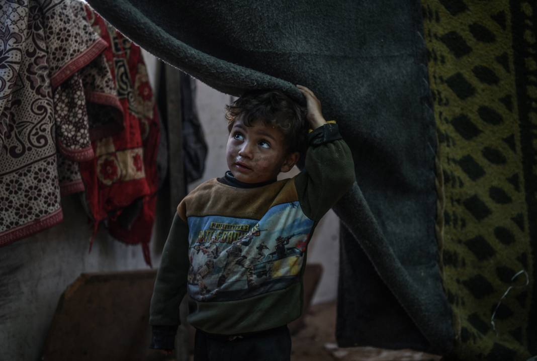 Savaştan kaçan Gazzeliler Refah’a sığındı: Derme çatma çadırlarda yaşam mücadelesi 11