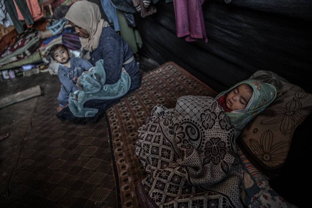 Savaştan kaçan Gazzeliler Refah’a sığındı: Derme çatma çadırlarda yaşam mücadelesi 9