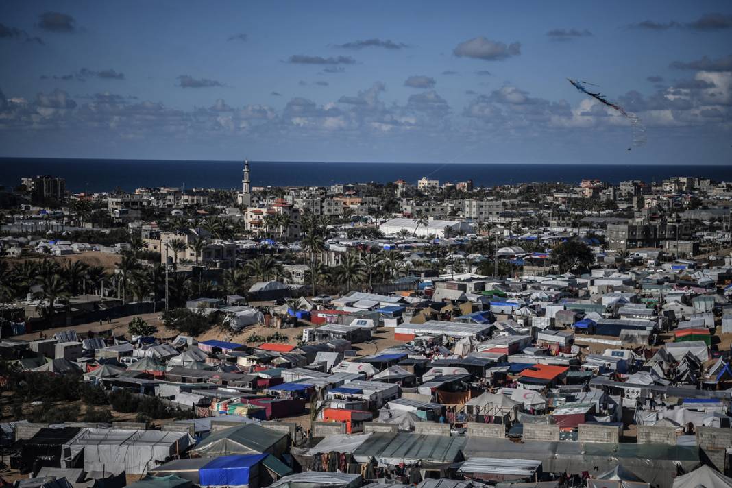 Savaştan kaçan Gazzeliler Refah’a sığındı: Derme çatma çadırlarda yaşam mücadelesi 6