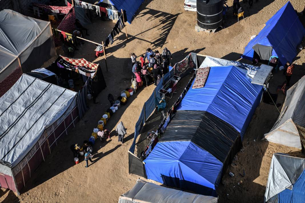 Savaştan kaçan Gazzeliler Refah’a sığındı: Derme çatma çadırlarda yaşam mücadelesi 3