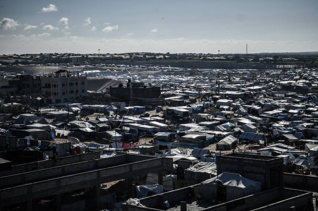 Savaştan kaçan Gazzeliler Refah’a sığındı: Derme çatma çadırlarda yaşam mücadelesi 2