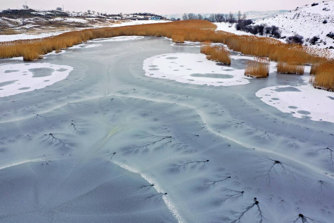 Iğdır'da termometreler eksi 15'i gösterdi: Donan Üçkaya Gölü böyle görüntülendi 7