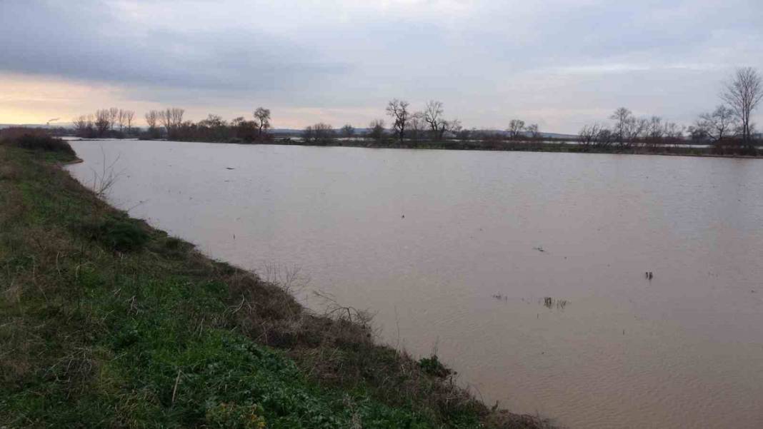 Çanakkale'de tarlalar sular altında kaldı: Valilikten 'dikkat' uyarısı 13