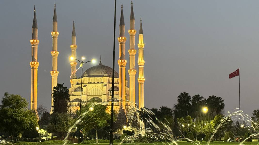 Genci yaşlısı camilere akın etti: Berat Kandili dualarla idrak edildi 15