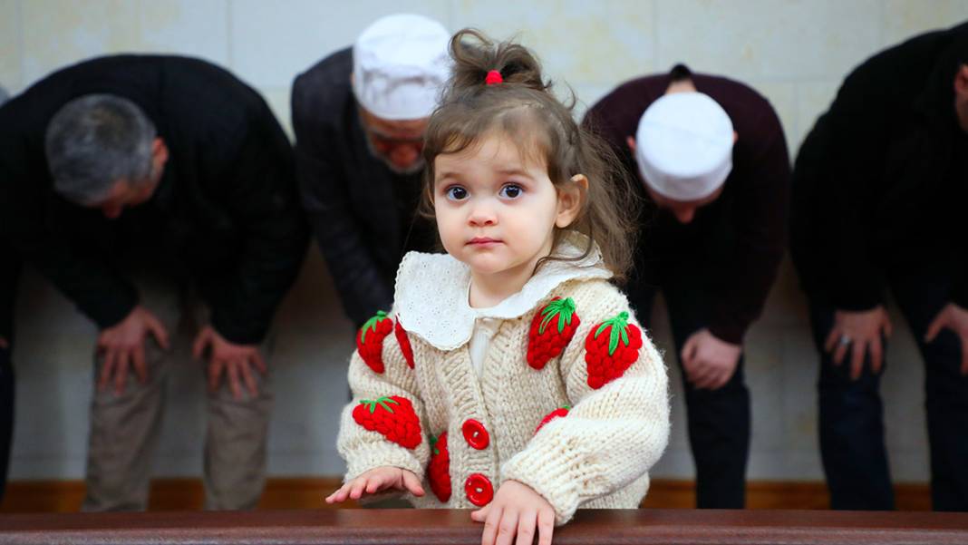 Genci yaşlısı camilere akın etti: Berat Kandili dualarla idrak edildi 10