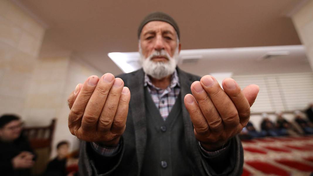 Genci yaşlısı camilere akın etti: Berat Kandili dualarla idrak edildi 11