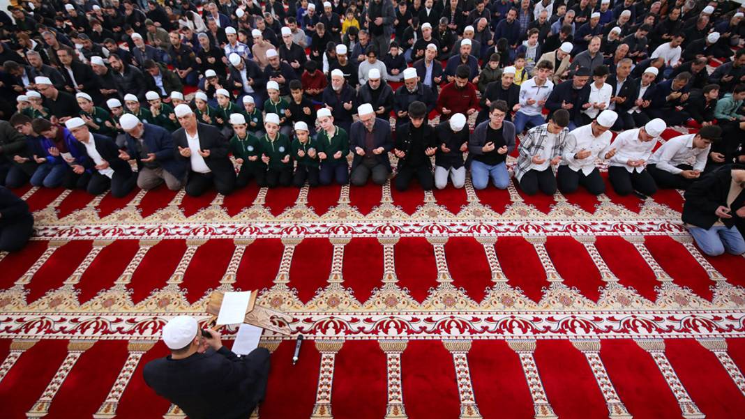 Genci yaşlısı camilere akın etti: Berat Kandili dualarla idrak edildi 8