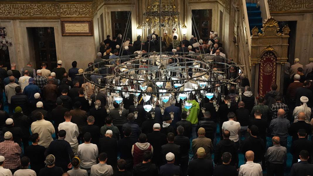 Genci yaşlısı camilere akın etti: Berat Kandili dualarla idrak edildi 2