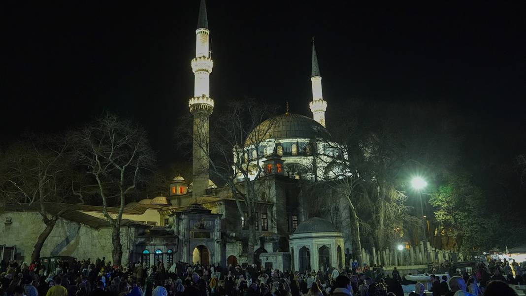 Genci yaşlısı camilere akın etti: Berat Kandili dualarla idrak edildi 1