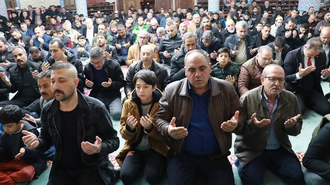 Genci yaşlısı camilere akın etti: Berat Kandili dualarla idrak edildi 6