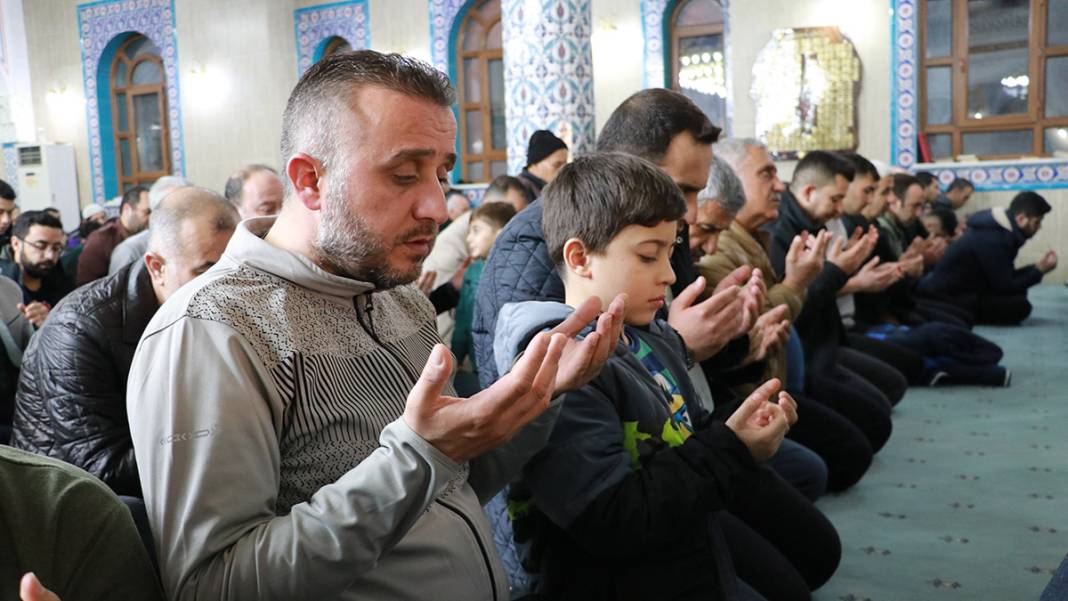 Genci yaşlısı camilere akın etti: Berat Kandili dualarla idrak edildi 7