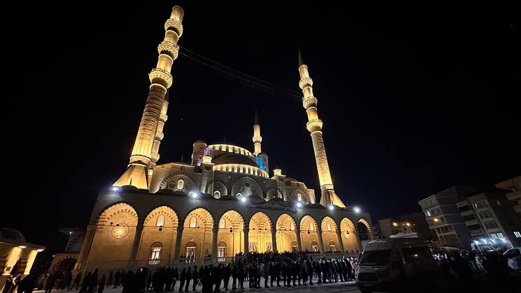 Genci yaşlısı camilere akın etti: Berat Kandili dualarla idrak edildi 3