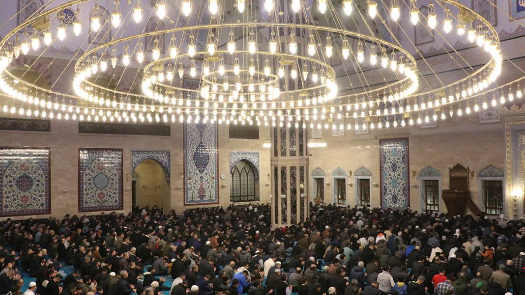 Genci yaşlısı camilere akın etti: Berat Kandili dualarla idrak edildi 5