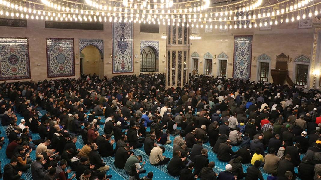 Genci yaşlısı camilere akın etti: Berat Kandili dualarla idrak edildi 4