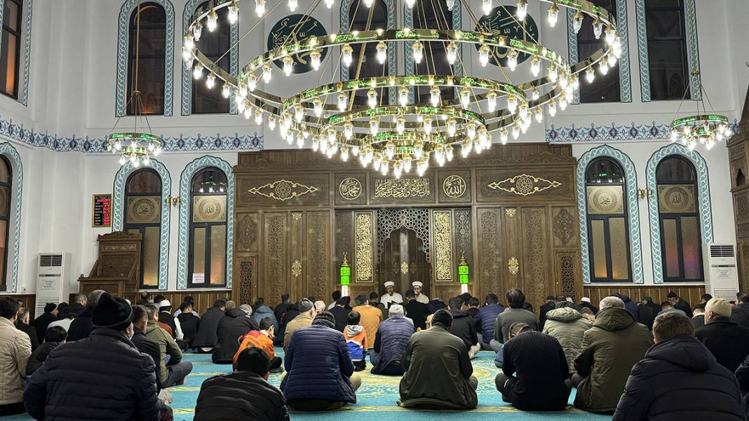 Genci yaşlısı camilere akın etti: Berat Kandili dualarla idrak edildi 12