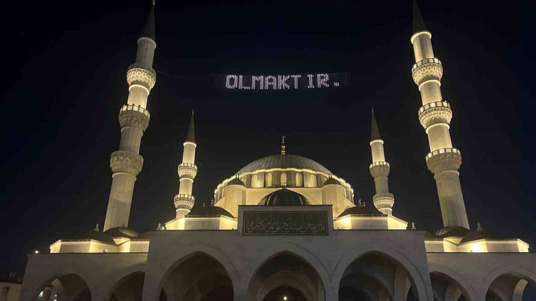 Genci yaşlısı camilere akın etti: Berat Kandili dualarla idrak edildi 13