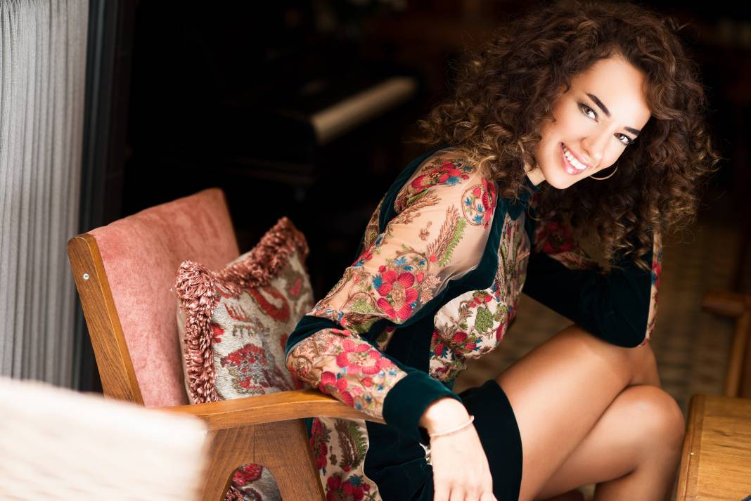 Doğal güzelliğiyle konuşuluyordu... Seda Bakan makyajsız paylaştı ortalık yıkıldı, hayranları bile onu tanımadı 1