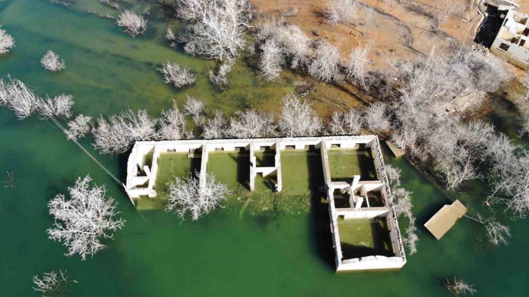 Baraj yapılmasıyla sular altında kalmıştı: Su çekildi, köy gün yüzüne çıktı 10