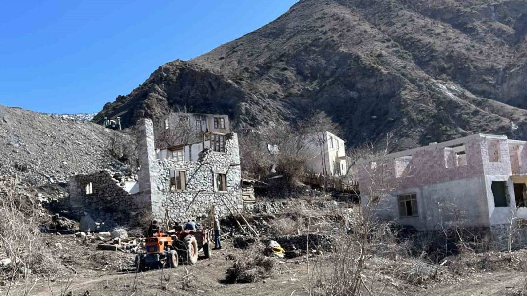Baraj yapılmasıyla sular altında kalmıştı: Su çekildi, köy gün yüzüne çıktı 11