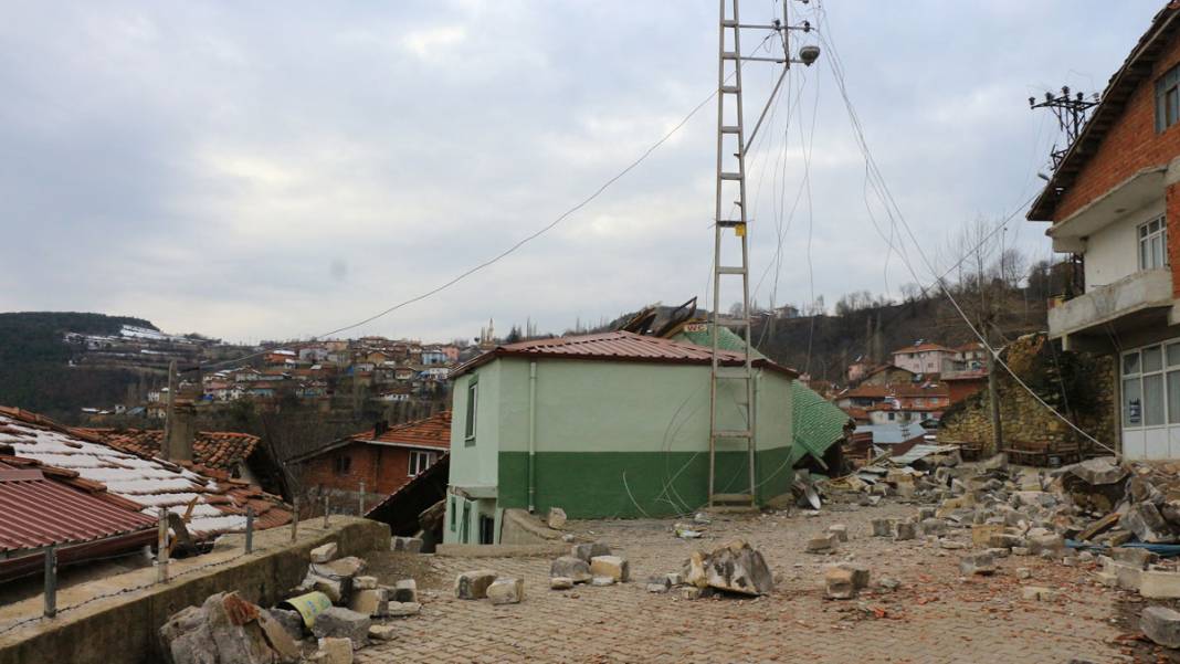 Tokat'ta deprem sonrasını andıran görüntüler: Peş peşe heyelanlar, köyü ikiye böldü 7