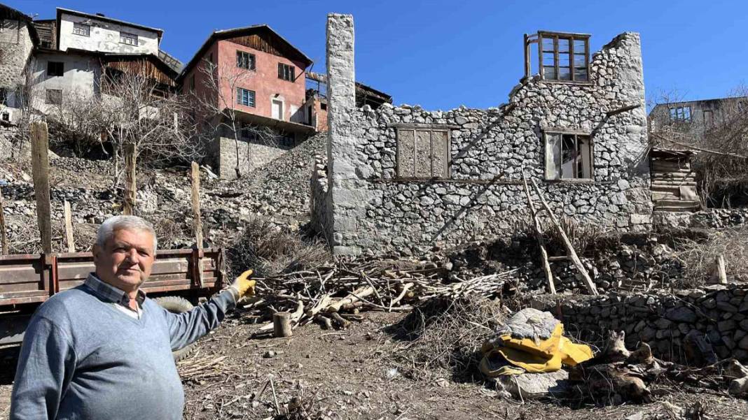 Baraj yapılmasıyla sular altında kalmıştı: Su çekildi, köy gün yüzüne çıktı 5