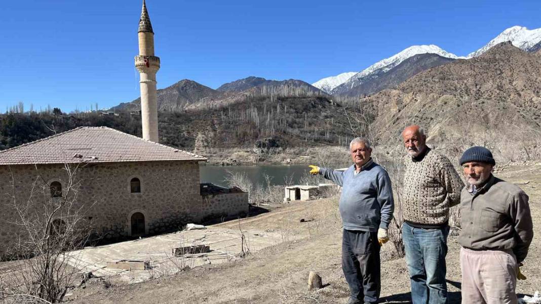 Baraj yapılmasıyla sular altında kalmıştı: Su çekildi, köy gün yüzüne çıktı 6