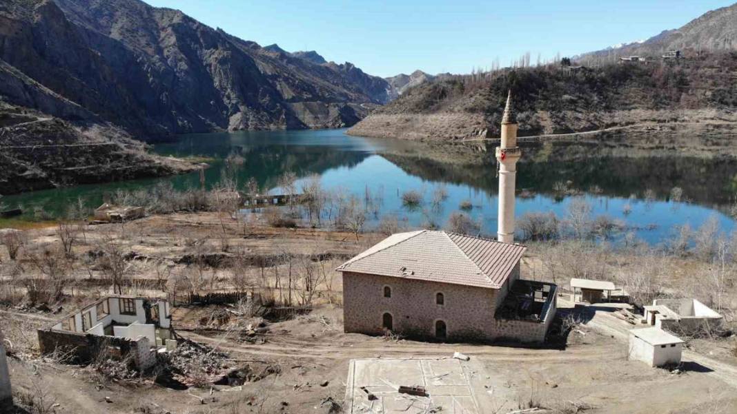 Baraj yapılmasıyla sular altında kalmıştı: Su çekildi, köy gün yüzüne çıktı 4