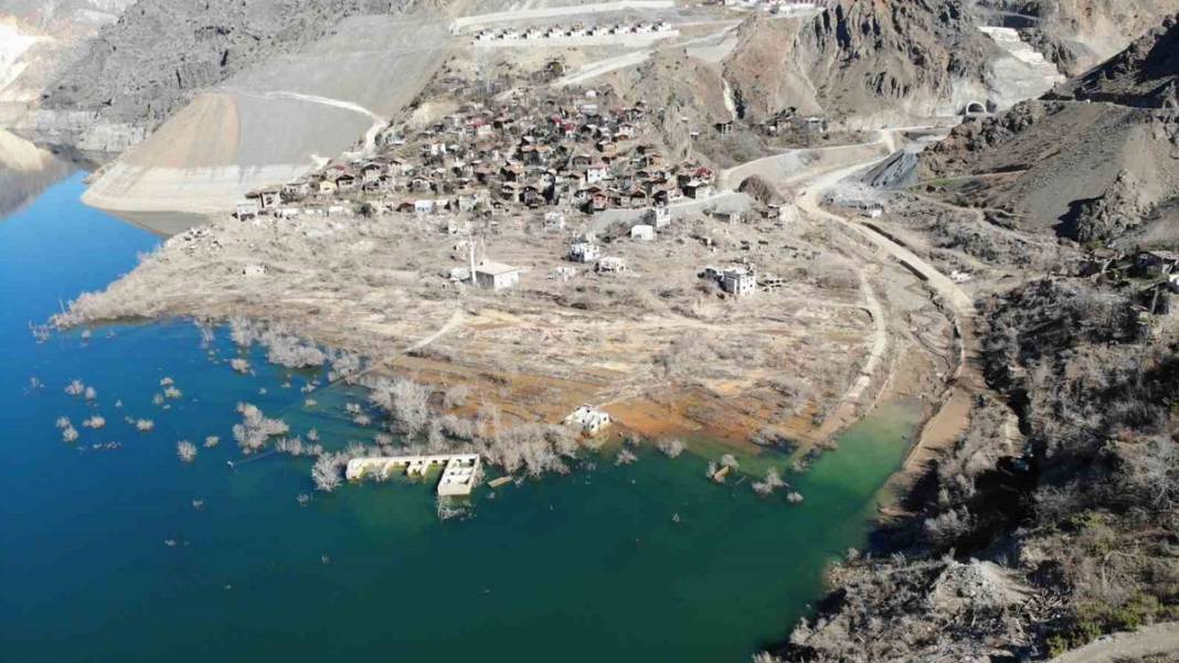 Baraj yapılmasıyla sular altında kalmıştı: Su çekildi, köy gün yüzüne çıktı 1