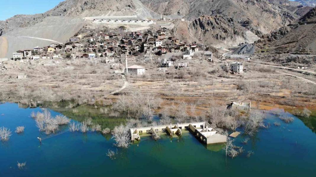Baraj yapılmasıyla sular altında kalmıştı: Su çekildi, köy gün yüzüne çıktı 9
