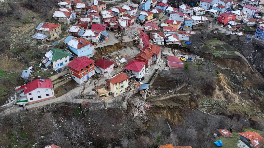Tokat'ta deprem sonrasını andıran görüntüler: Peş peşe heyelanlar, köyü ikiye böldü 1