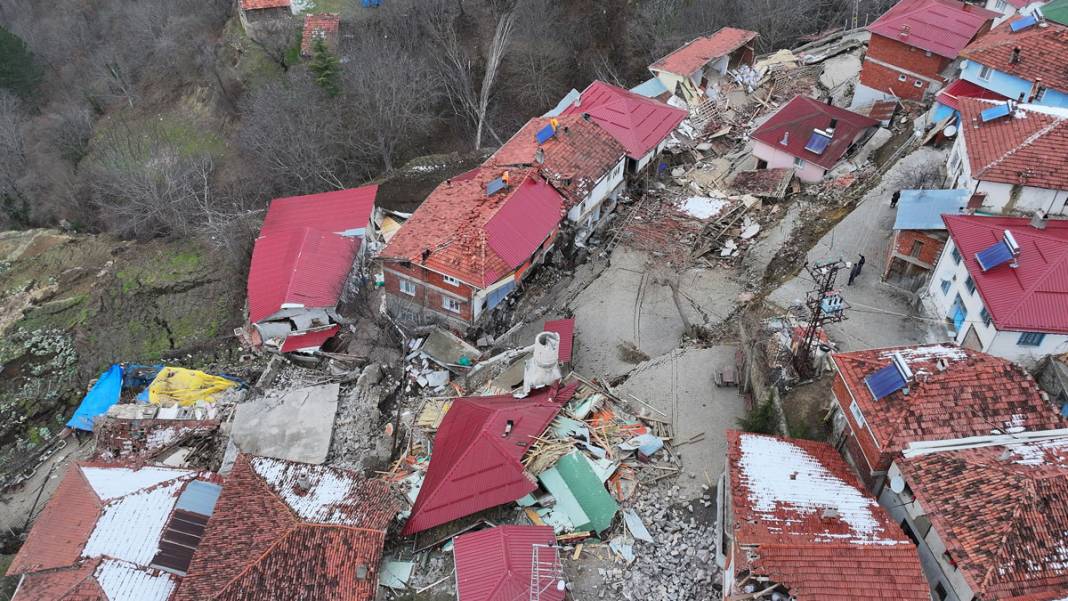 Tokat'ta deprem sonrasını andıran görüntüler: Peş peşe heyelanlar, köyü ikiye böldü 2