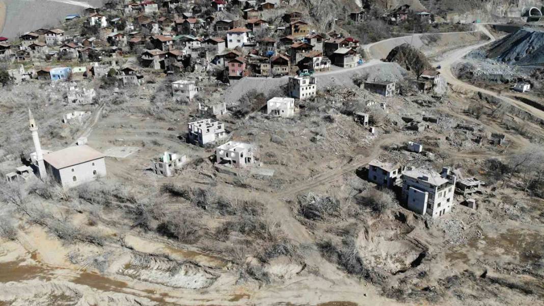 Baraj yapılmasıyla sular altında kalmıştı: Su çekildi, köy gün yüzüne çıktı 2