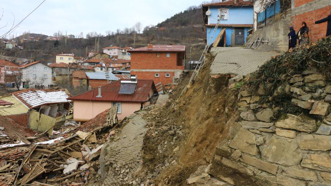 Tokat'ta deprem sonrasını andıran görüntüler: Peş peşe heyelanlar, köyü ikiye böldü 3
