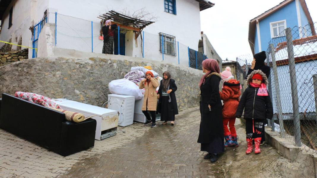 Tokat'ta deprem sonrasını andıran görüntüler: Peş peşe heyelanlar, köyü ikiye böldü 6