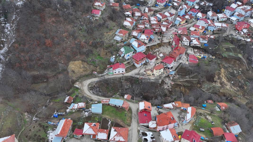 Tokat'ta deprem sonrasını andıran görüntüler: Peş peşe heyelanlar, köyü ikiye böldü 4