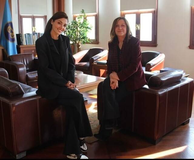 Hande Erçel bu kez eleştiri okunda değil! Rektörden Erçel’e övgü geldi: Akademili olmak nedir gayet iyi farkında 4